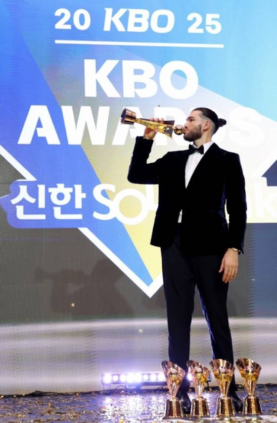 투수 4관왕과 MVP를 수상한 한화의 폰세가 11월 24일 잠실 롯데호텔 월드에서 열린 2025 신한 쏠뱅크 KBO어워즈에서 트로피를 들고 포즈를 취하고 있다. /사진=강영조 선임기자