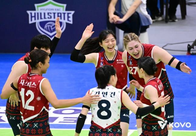 현대건설 선수단이 18일 수원실내체육관에서 열린 진에어 2025~2026 V리그 정규시즌 3라운드 한국도로공사와 홈 경기에서 득점 후 기뻐하고 있다. /사진=한국배구연맹 제공