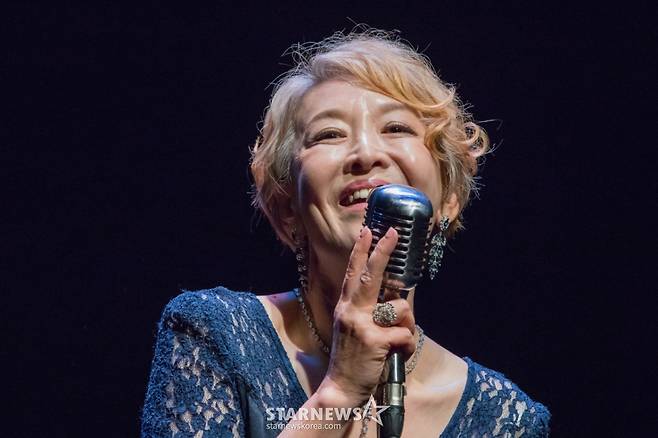 (서울=뉴스1) = 1세대 연극 스타인 배우 윤석화 씨가 19일 서울 신촌세브란스병원에서 향년 69세를 일기로 별세했다. 사진은 2019년 5월 '딸에 보내는 편지' 제작발표회에서 노래 부르는 배우 윤석화. (뉴스1 DB) 2025.12.19/뉴스1  Copyright (C) 뉴스1. All rights reserved. 무단 전재 및 재배포,  AI학습 이용 금지. /사진=(서울=뉴스1)