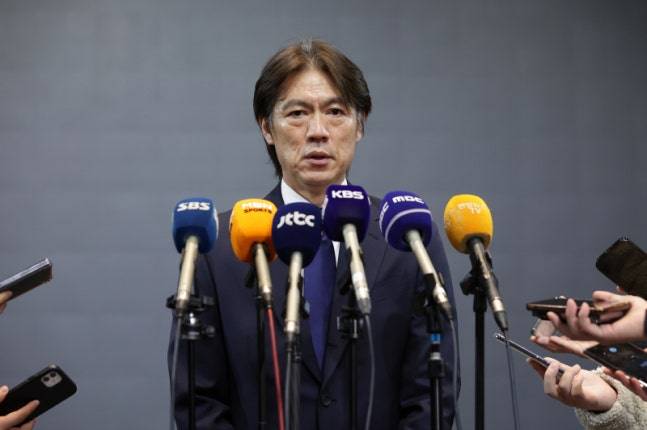 홍명보 축구대표팀 감독이 19일 경기도 성남의 더블트리 바이 힐튼 서울 판교 그랜드볼룸에서 열린 제24회 홍명보장학재단 장학금 수여식 이후 취재진과 인터뷰하고 있다. /사진=홍명보장학재단 제공