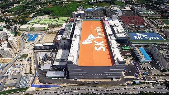 SK하이닉스의 투자경고 종목 해제 여부가 12월 24일 결정된다. SK하이닉스 제공