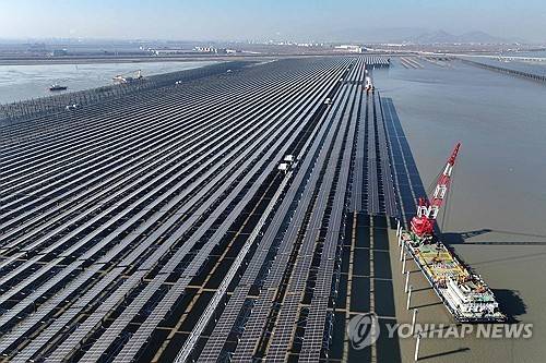 중국에 건설 중인 대규모 태양광 발전 단지 중국 동부 장쑤성 롄윈강시 해안 조간대에 위치한 200만 킬로와트(㎾) 규모의 중허톈완 태양광 발전 프로젝트 건설 현장 항공 사진. [STR / AFP 제공. 재판매 및 DB 금지]