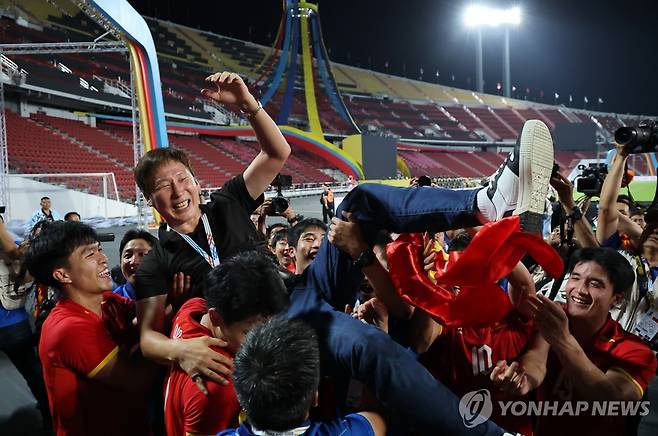 김상식 감독은 헹가래 치는 베트남 선수들. [로이터=연합뉴스]