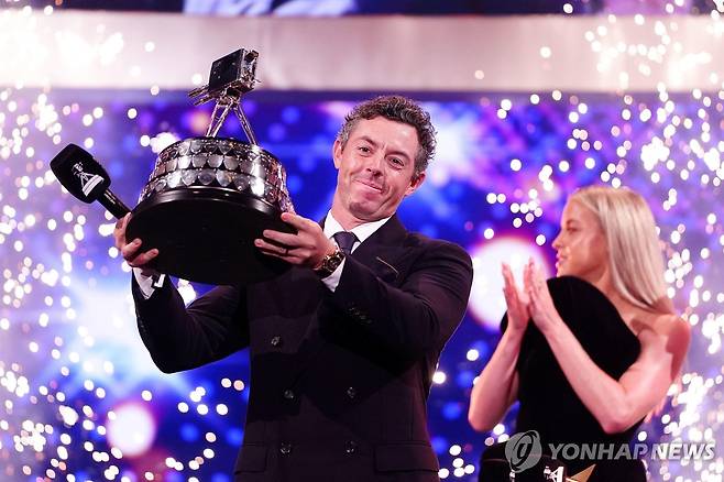 BBC 올해의 스포츠인 트로피를 받은 매킬로이(왼쪽) [AP=연합뉴스]
