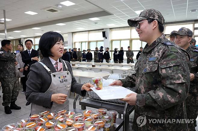 홍소영 병무청장, 공군1전비 방문해 장병들 격려 (서울=연합뉴스) 홍소영 병무청장이 11일 공군 제1전투비행단에서 병사들에게 손수 준비한 간식을 나눠주며 격려하고 있다. 2025.12.11 [병무청 제공. 재판매 및 DB 금지] photo@yna.co.kr