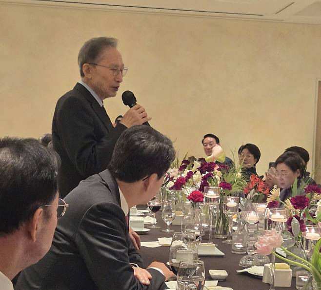 국민의힘 의원들 앞에서 발언하는 이명박 전 대통령 (서울=연합뉴스) 아명박 전 대통령이 18일 서울 강남의 한 식당에서 국민의힘 의원 10여명과 만나 발언하고 있다. 2025.12.19 [국민의힘 정연욱 의원 페이스북 캡처]
