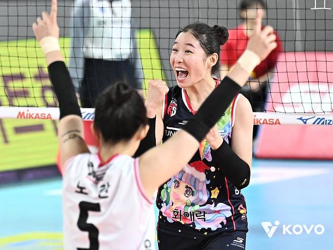 득점 후 기뻐하는 정관장의 인쿠시(오른쪽) [한국배구연맹 제공. 재판매 및 DB 금지]