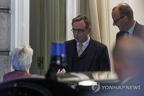 더 베버르 벨기에 총리(가운데)와 메르츠 독일 총리(오른쪽), 폰데어라이엔 EU 집행위원장(왼쪽) [AFP 연합뉴스 자료사진 재판매 및 DB 금지]