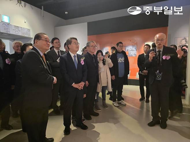 20일 경기도박물관 기증실에서 열린 특별전 '동양지사, 안중근-통일이 독립이다' 개막식에서 김동연(사진 왼쪽 가운데) 경기도지사와 이종찬(왼쪽) 광복회장 등이 이동국(오른쪽) 경기도박물관 관장에게 전시 유물에 대한 설명을 듣고 있다. 이준도기자