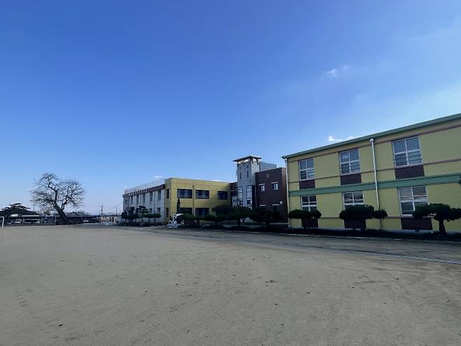 옛 오산학교 터에 자리한 현재의 고창 부안초등학교 전경. 사진 좌측에 제1회 졸업기념으로 식재한 아카시나무가 보인다.