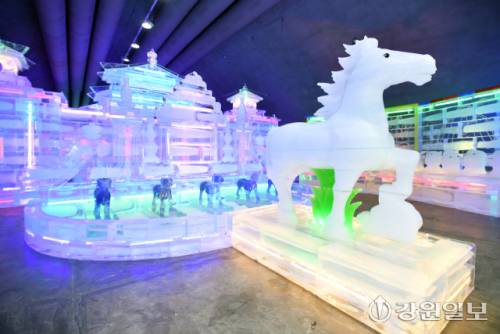 2026 얼음나라 화천산천어축제의 인기 프로그램 중 하나인 세계 최대 실내얼음조각광장이 20일 타빙식을 시작으로 운영에 들어갔다. 실내얼음조각광장에는 신라시대 황룡사지 9층 목탑을 비롯해 다양한 캐릭터와 세계 유명 건축물 조각 30여점이 전시된다.
