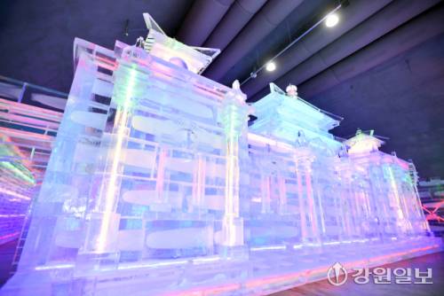 2026 얼음나라 화천산천어축제의 인기 프로그램 중 하나인 세계 최대 실내얼음조각광장이 20일 타빙식을 시작으로 운영에 들어갔다. 실내얼음조각광장에는 신라시대 황룡사지 9층 목탑을 비롯해 다양한 캐릭터와 세계 유명 건축물 조각 30여점이 전시된다.