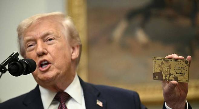 도널드 트럼프 미국 대통령이 19일(현지시간) 워싱턴DC 백악관 루스벨트룸에서 '트럼프 골드 카드'를 들고 있다. 사진=AFP/뉴스1