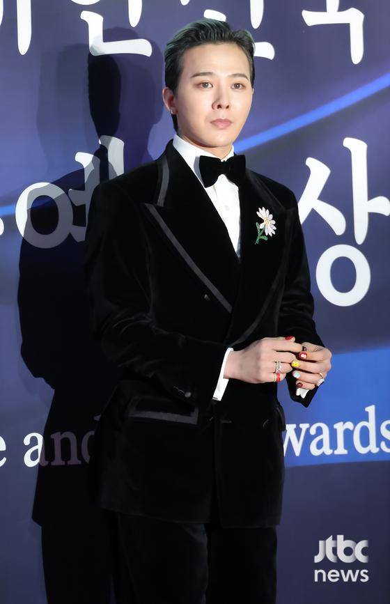 가수 지드래곤이 23일 오후 서울 중구 국립극장 해오름극장에서 열린 '2025 대한민국 대중문화예술상' 레드카펫 행사에 참석해 포즈를 취하고 있다. 박세완 엔터뉴스팀 기자 park.sewan@jtbc.co.kr