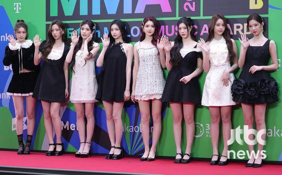 20일 오후 서울 고척스카이돔에서 2025 멜론 뮤직 어워드 레드카펫 행사가 열렸다. 그룹 하츠투하트가 포토타임을 갖고 있다. 박세완 엔터뉴스팀 기자 park.sewan@jtbc.co.kr