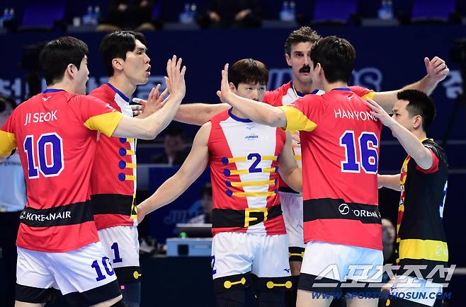 크리스마스 앞두고 산타 복장으로 경기에 나서는 대한항공 선수들.