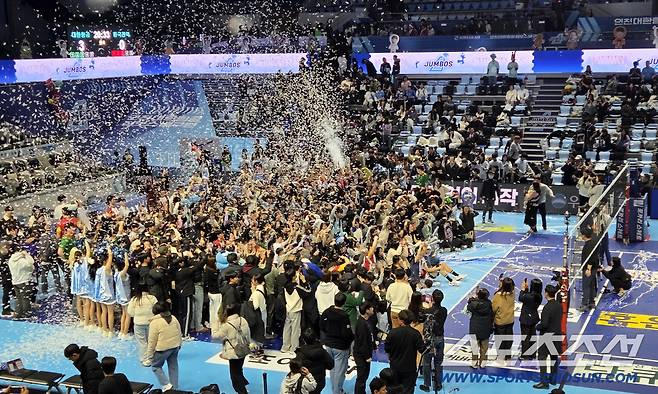 경기 종료 후 선수, 팬 모두가 코트에 모여 기념사진.