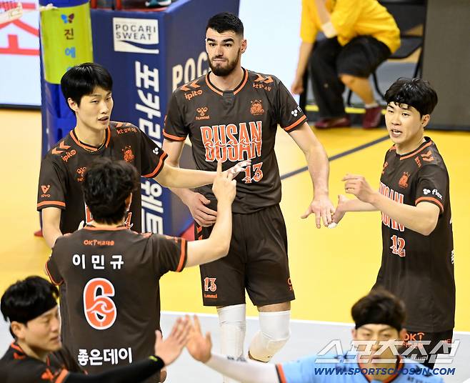 30일 의정부 경민대체육관에서 열린 V리그 남자부 KB손해보험과 OK저축은행의 경기, OK저축은행 디미트로프가 득점을 성공한 후 기쁨을 나누고 있다. 의정부=허상욱 기자wook@sportschosun.com/2025.10.30/