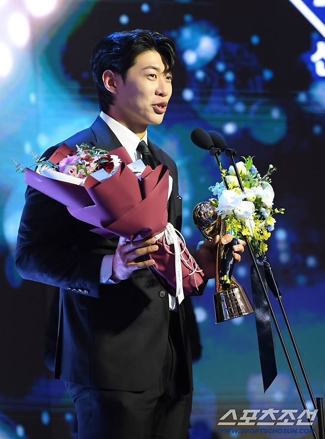 2025 KBO 시상식이 24일 서울 송파구 롯데호텔월드에서 열렸다. KBO 수비상을 수상한 3루수 키움 송성문이 수상 소감을 말하고 있다. 박재만 기자 pjm@sportschosun.com/2025.11.24/