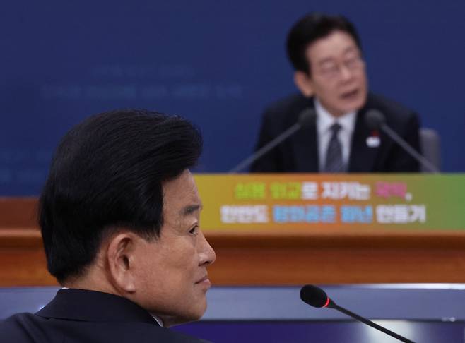 정동영 통일부 장관이 19일 정부서울청사 별관에서 열린 외교부(재외동포청)·통일부 업무보고에서 이재명 대통령 질문에 답하는 참석자를 바라보고 있다./연합뉴스