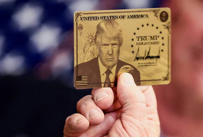 도널드 트럼프 미국 대통령이 19일(현지시각) 워싱턴 D.C. 백악관에서 자신의 초상이 새겨진 '트럼프 골드 카드'를 보여주고 있다. /로이터·연합뉴스