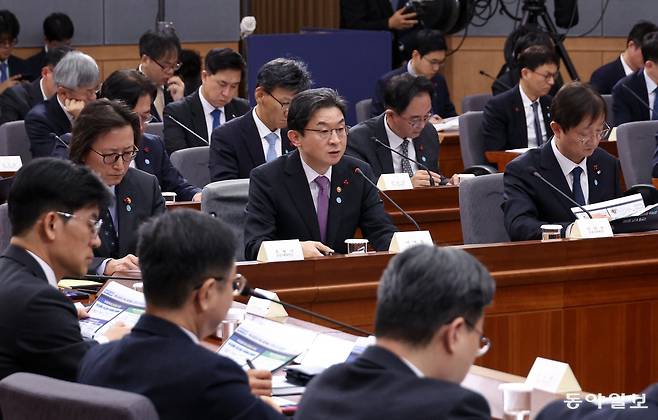 이억원 금융위원장(가운데)이 19일 정부서울청사 별관에서 이재명 대통령에게 업무보고를 하고 있다. 이 위원장은 이날 “치매 가정의 걱정을 덜어드리기 위한 보험과 신탁을 활성화하겠다”고 밝혔다. 송은석 기자 silverstone@donga.com