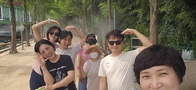 김정훈 원장은 필요하면 자연요법도 적극 활용한다. 김 원장(오른쪽 둘째)이 환자들과 함께 맨발걷기를 하다 자세를 취했다.