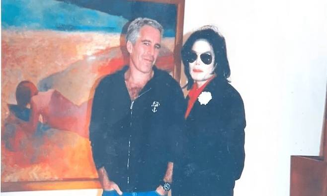 미국 법무부가 19일 공개한 제프리 엡스틴과 팝 가수 마이클 잭슨 사진. 미 법무부