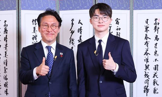 김민석 국무총리(왼쪽)가 지난 18일 서울 국무총리 공관에서 프로게이머 ‘페이커’ 이상혁 선수와 만나 인터뷰 시작 전 기념사진을 찍고 있다. 총리실 제공