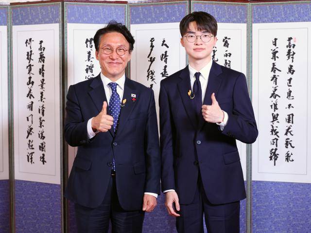 (서울=뉴스1) = 김민석 국무총리가 20일 서울 국무총리공관에서 열린 제7차 K-토론나라에서 프로게이머 페이커 이상혁 선수와 만나 기념촬영을 하고 있다. 뉴스1