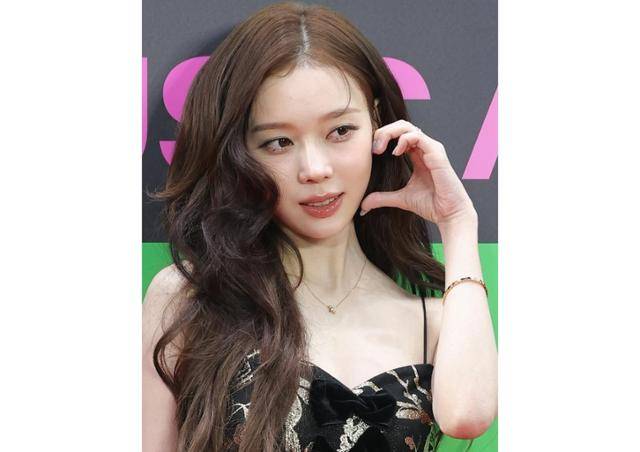 그룹 에스파 윈터가 20일 서울 구로구 고척스카이돔에서 열린 '2025 멜론뮤직어워드' 레드카펫 행사에 참석해 포즈를 하고 있다. 뉴스1