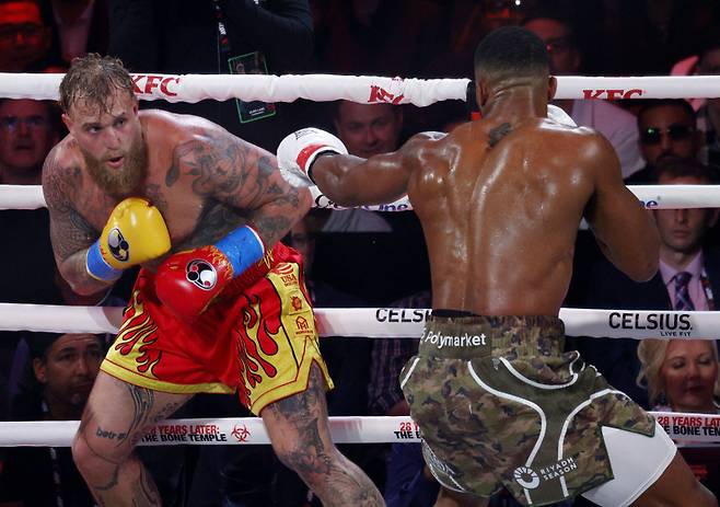 <yonhap photo-3616=""> 제이크 폴-앤서니 조슈아. 로이터/연합뉴스</yonhap>