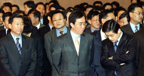 2004년 1월 15일 오전 외교통상부 청사에서 열린 윤영관 장관 이임식에 참석한 외교부 간부들이 굳은 표정으로 장관을 기다리고 있다. 중앙포토