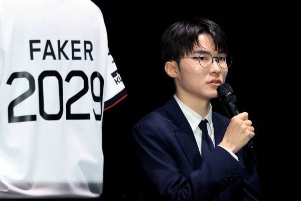 '페이커' 이상혁이 18일 서울 종로구 롤파크 LCK(리그 오브 레전드 챔피언스 코리아) 아레나에서 열린 기자 간담회에서 기자들의 질문에 답변하고 있다. /뉴스1