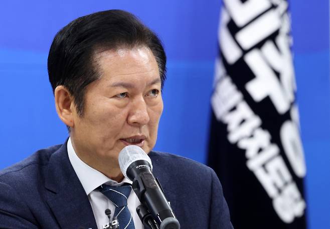 정청래 더불어민주당 대표가 17일 강원 춘천시 더불어민주당 강원특별자치도당에서 열린 현장 최고위원회의에서 발언하고 있다. 연합뉴스