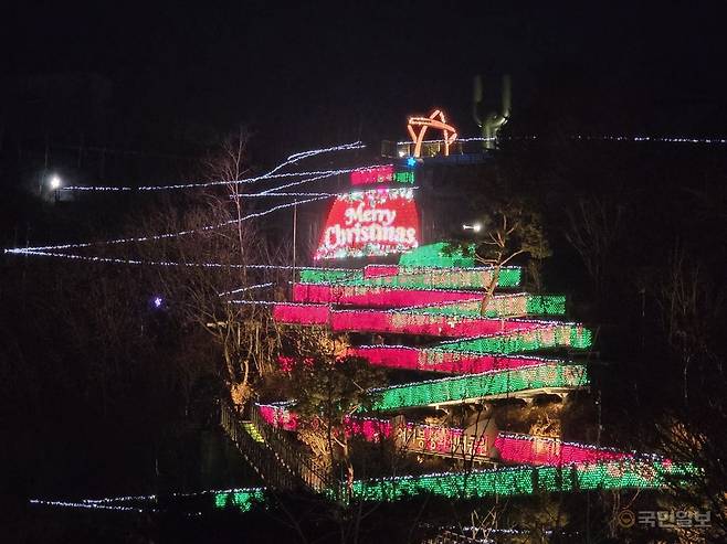 김포시 애기봉평화생태공원 생태탐방로에 조성된 트리로드가 20일 오후 밝은 빛으로 덮혀있다. 박재구 기자