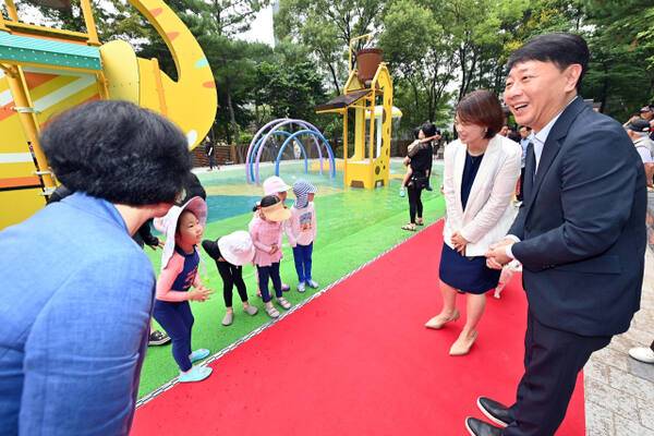 차준택 인천 부평구청장이 일신공원 어린이물놀이장을 찾아 어린이들과 인사를 나누고 있다. 부평구 제공