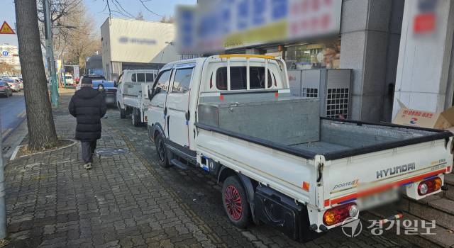 19일 오후 인천 부평구 공업사 밀집거리. 차들이 인도 한켠을 차지한 채 줄지어 서있다. 박기웅기자