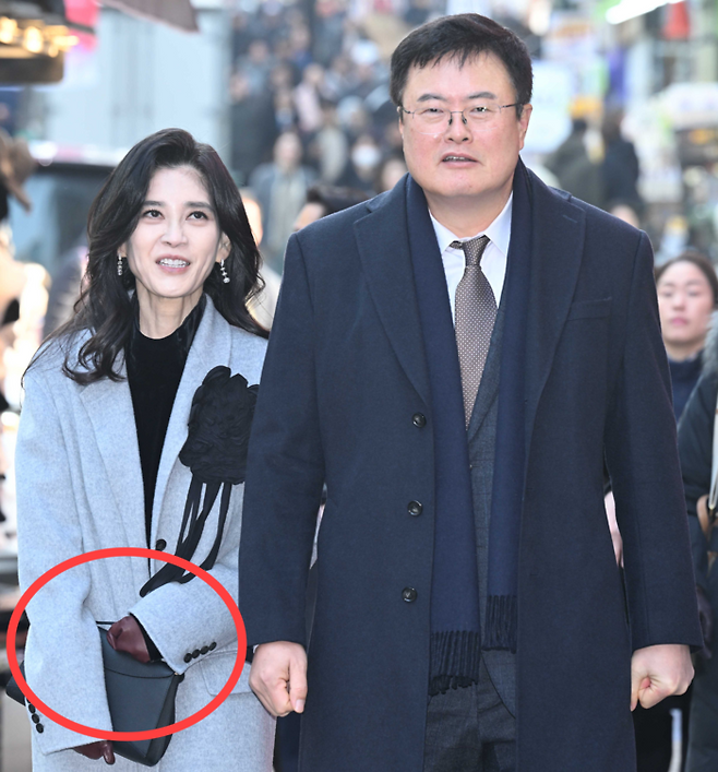 이부진 한국방문의해위원회 위원장 겸 호텔신라 대표이사와 김대현 문화체육관광부 제2차관이 지난 17일 서울 중구 티르티르 매장을 찾아 이동하고 있다. [연합뉴스]