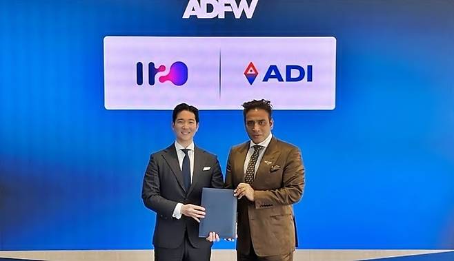 이웅희 H2O 대표(왼쪽)와 아자이 바티아 ADI 재단 이사회 의장이 11일 ‘아부다비파이낸스위크(ADFW)’에서 블록체인 인프라 구축을 위한 파트너십 계약을 체결했다. [사진제공=H2O호스피탈리티]