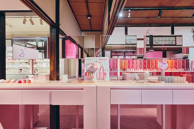 ‘롬앤’이 올해 5월 20일부터 7월 31일까지 일본 하라주쿠에서 진행한 팝업 매장 ‘핑크오피스’ 내부 모습. <아이패밀리에스씨>