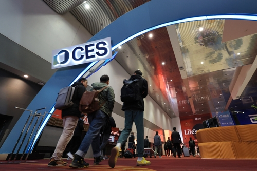 세계 최대 가전·정보기술(IT) 전시회 CES 2025 개막일인 지난해 1월 7일 오전(현지시간) 미국 네바다주 라스베이거스 컨벤션센터 센트럴홀에서 관람객들이 입장하고 있다. [연합뉴스]