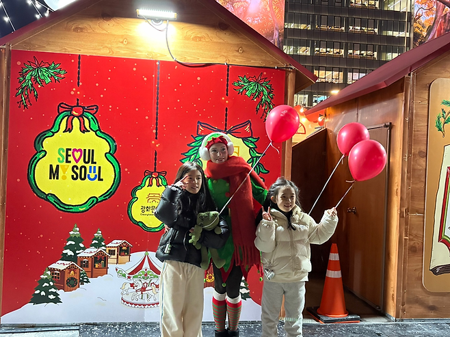 요정에게 “메리 크리스마스!”라고 외치면 풍선을 받을 수 있다./사진=김지은 여행+ 기자
