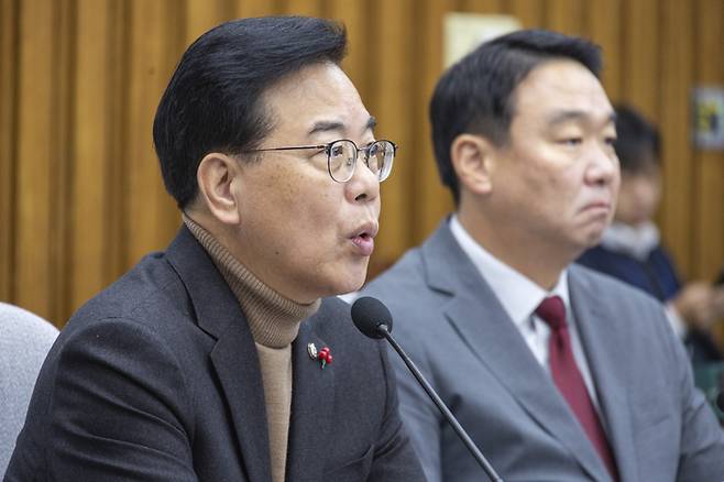 송언석 국민의힘 원내대표가 지난 19일 국회에서 열린 원내대책회의에서 대법원의 전담재판부 추진과 민주당의 내란특별전담재판부법 강행에 관련한 발언을 하고 있다. [연합뉴스]