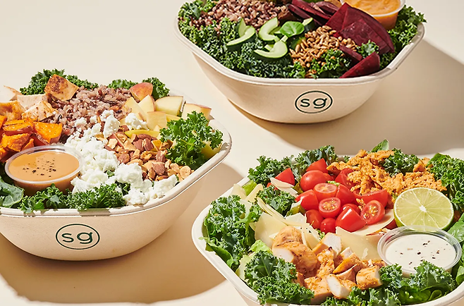 보울 형태로 제공되는 스위트그린 음식