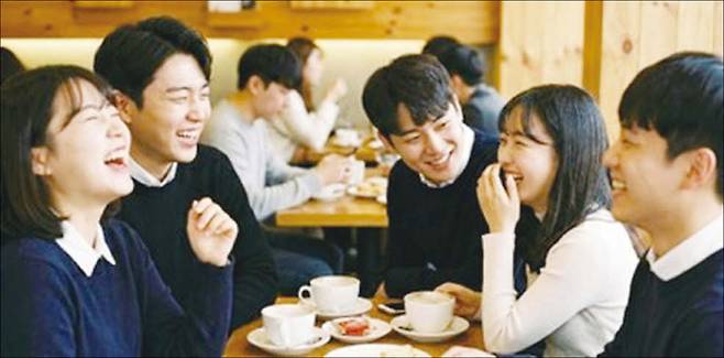 여러 명이 함께 웃을 때 누가 누구를 좋아하는지 바로 알 수 있다.<BR> 시선은 곧 마음이다.<BR> (제미나이 생성 이미지)