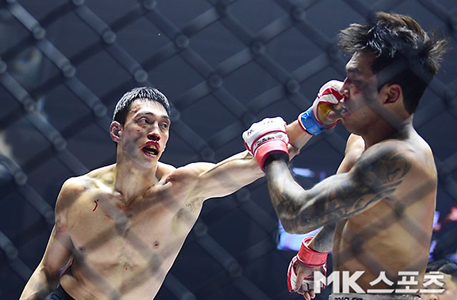 윤태영이 2025년 6월 서울특별시 중구 장충체육관에서 웰터급 데뷔전을 치르는 제4대 로드FC 라이트급 챔피언 박시원을 공격하고 있다. 사진=김영구 기자