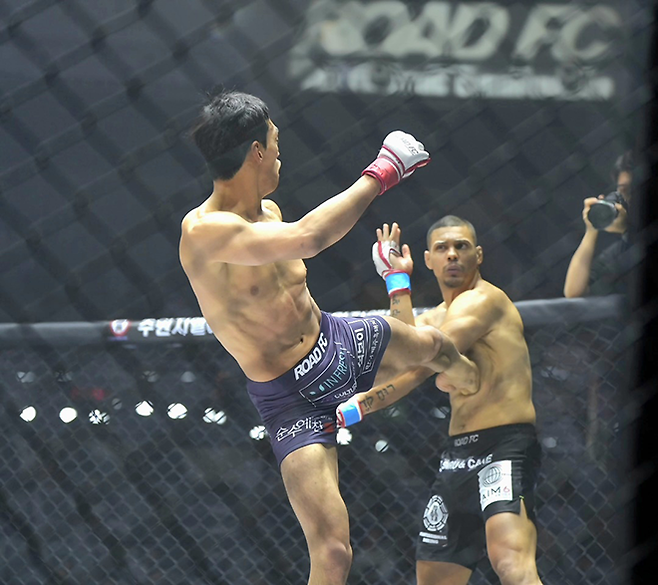 윤태영이 2025년 12월 서울특별시 중구 장충체육관 초대 로드FC 웰터급 챔피언결정전에서 브라질 ‘정글 파이트’를 제패한 케무에우 야시 오토니한테 다운을 뺏은 레프트 보디킥 적중 순간. 사진=세계격투스포츠협회