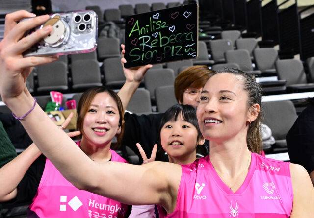 레베카가 경기 후 팬 서비스를 하고 있다 / 한국배구연맹(KOVO)