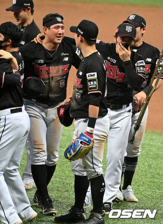 [OSEN=고척, 지형준 기자] KT 위즈가 창단 첫 한국시리즈 우승을 차지했다.KT는 18일 서울 고척 스카이돔에서 열린 한국시리즈 4차전 두산과의 경기에서 8-4로 승리했다. 이로써 KT는 1~4차전을 모두 승리하면서 4전승 퍼펙트 우승을 달성했다. 7년 연속 한국시리즈에 진출한 두산은 역대 9번째로 4전패 준우승 팀이 됐다. 경기를 마치고 KT 황재균, 박경수가 우승을 기뻐하고 있다. 2021.11.18 /jpnews@osen.co.kr